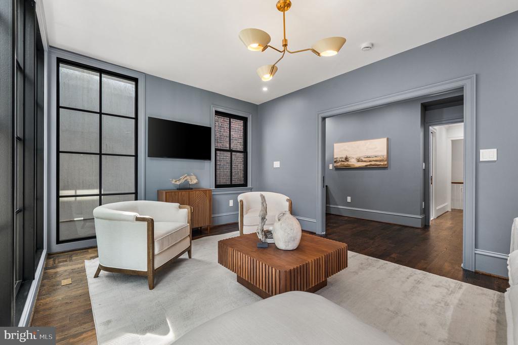 220 S FAIRFAX STREET
