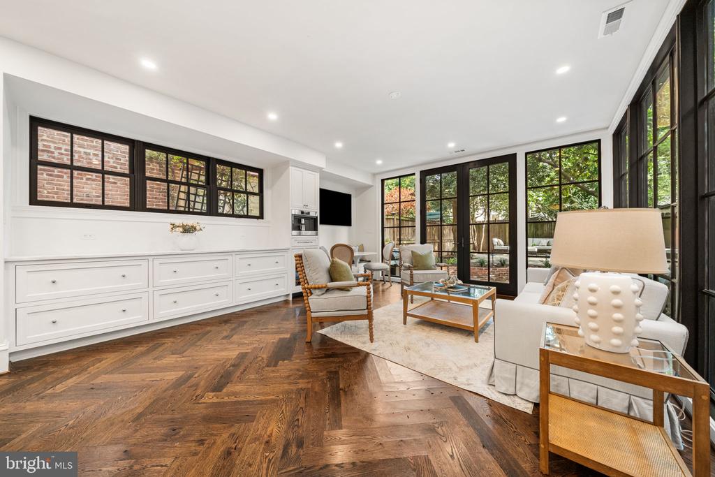 220 S FAIRFAX STREET