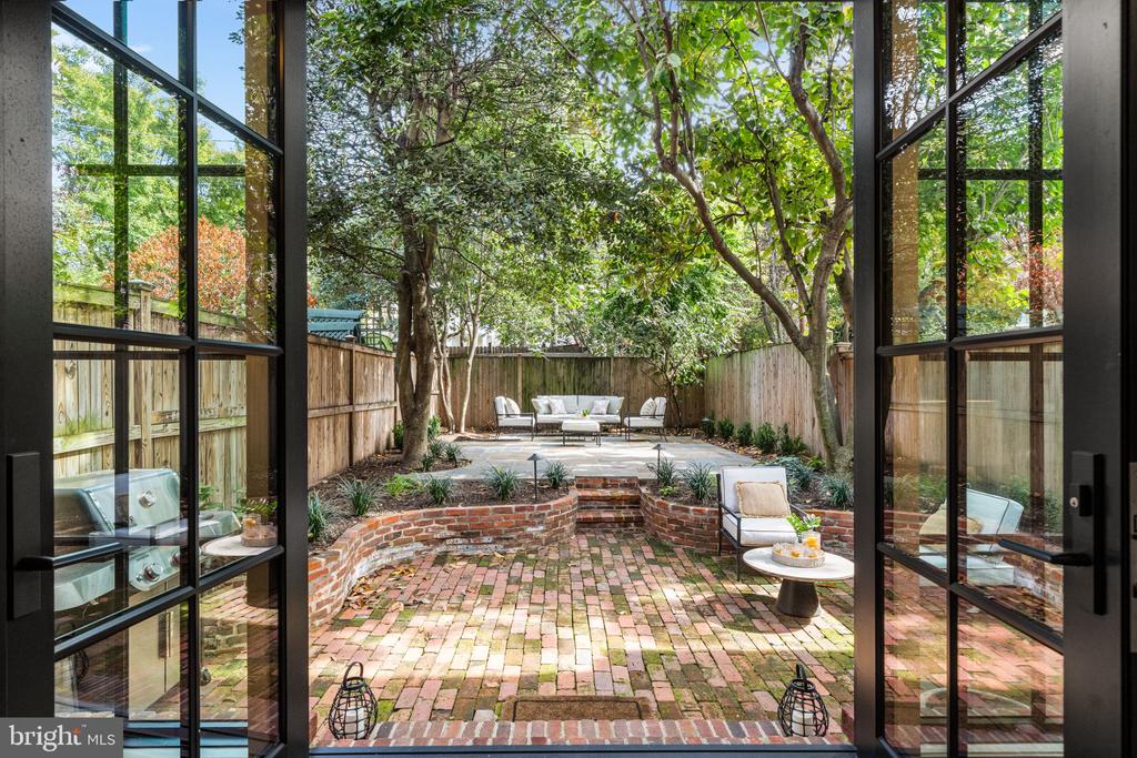 220 S FAIRFAX STREET