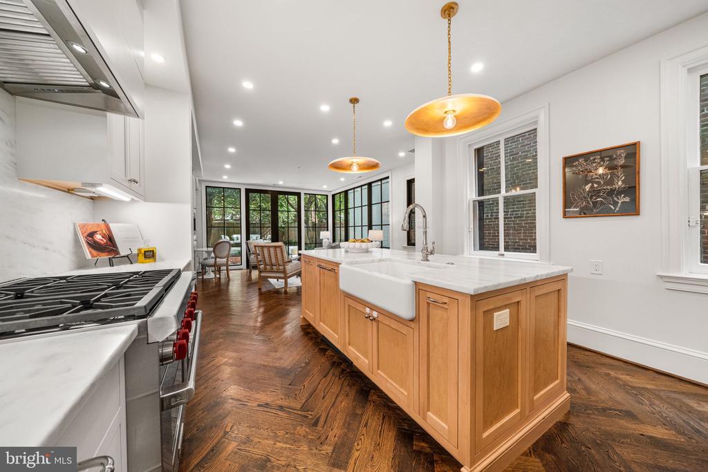 220 S FAIRFAX STREET