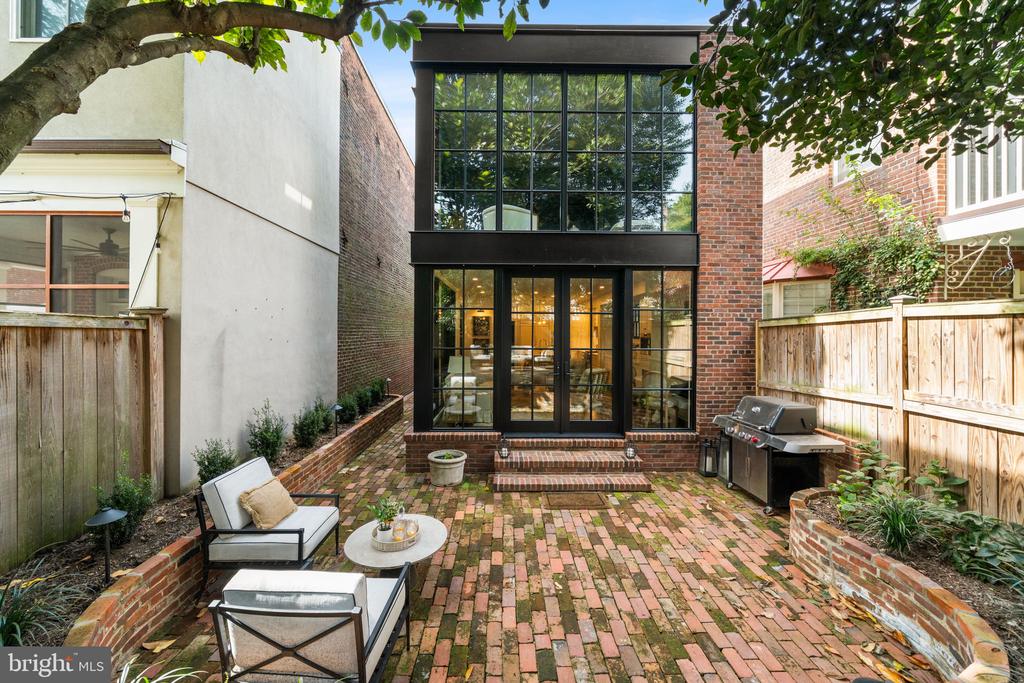 220 S FAIRFAX STREET