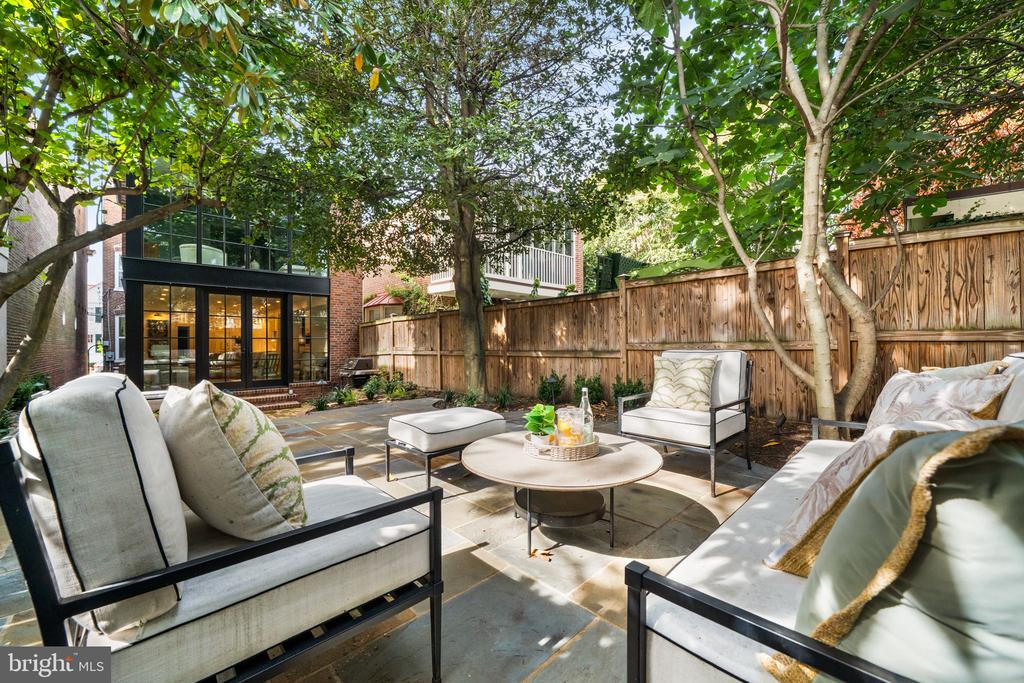 220 S FAIRFAX STREET