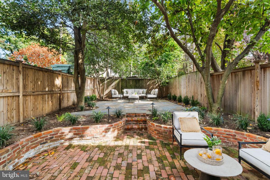 220 S FAIRFAX STREET