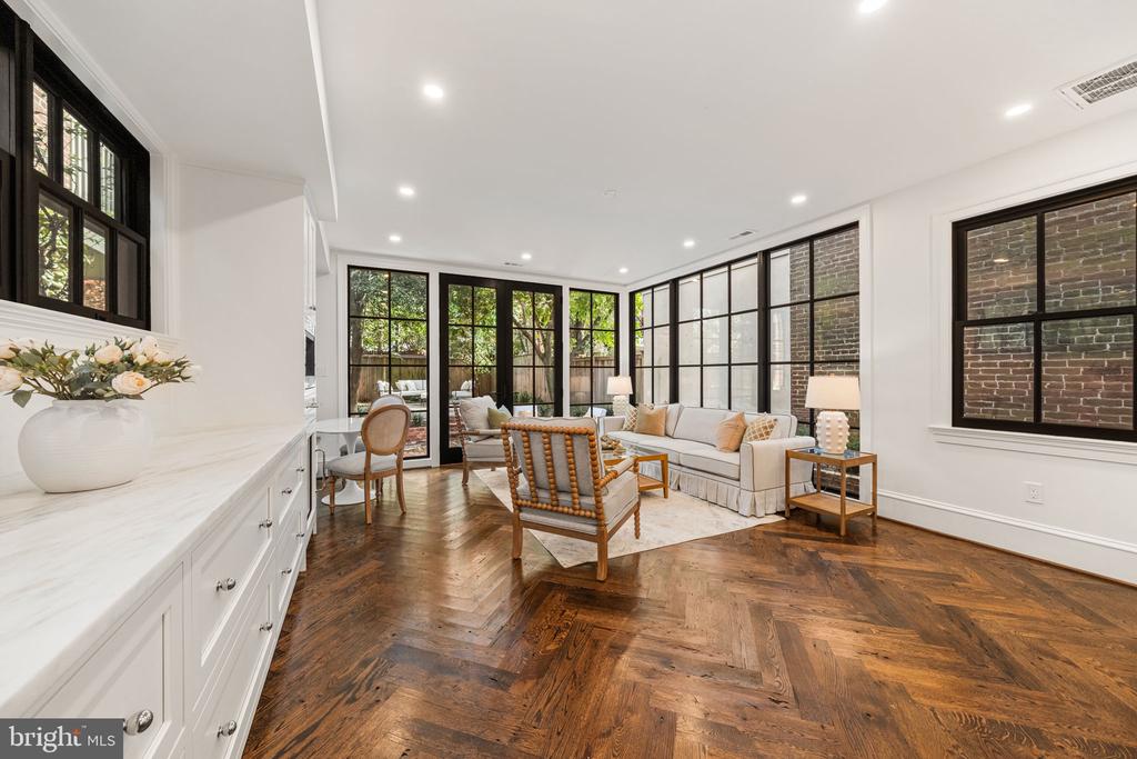 220 S FAIRFAX STREET