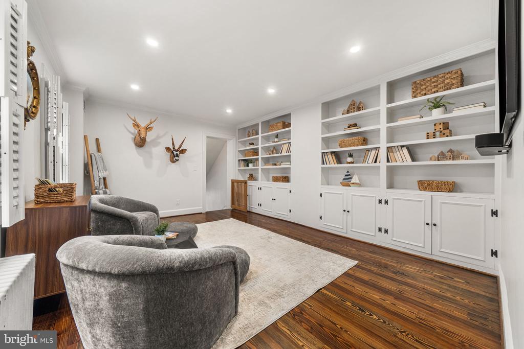220 S FAIRFAX STREET