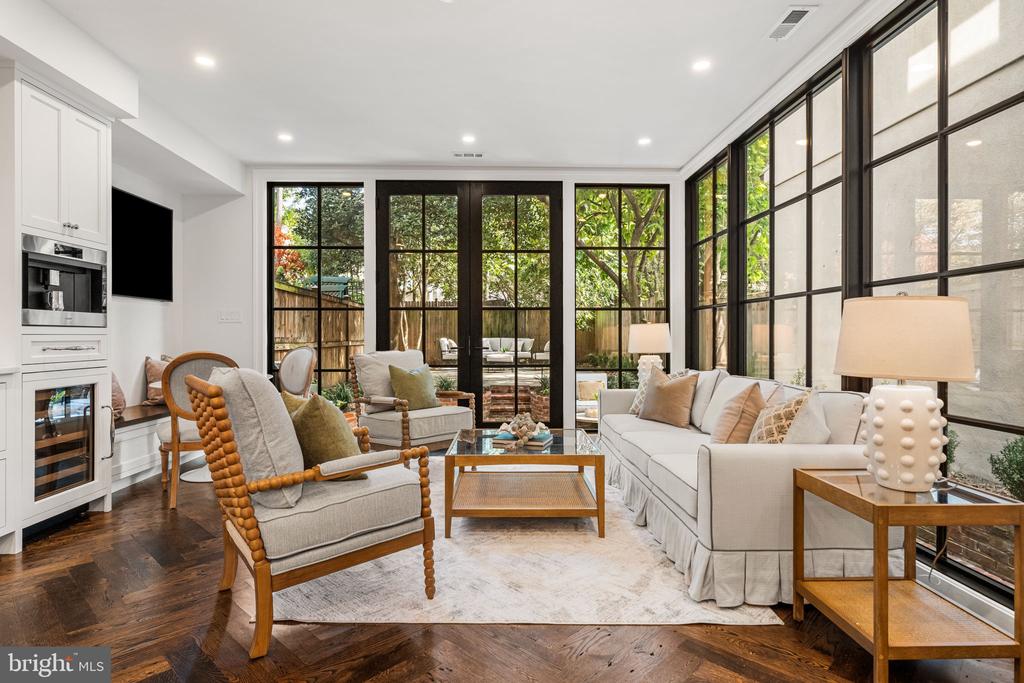 220 S FAIRFAX STREET