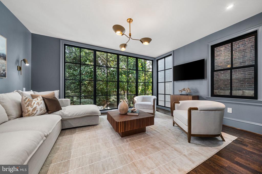 220 S FAIRFAX STREET