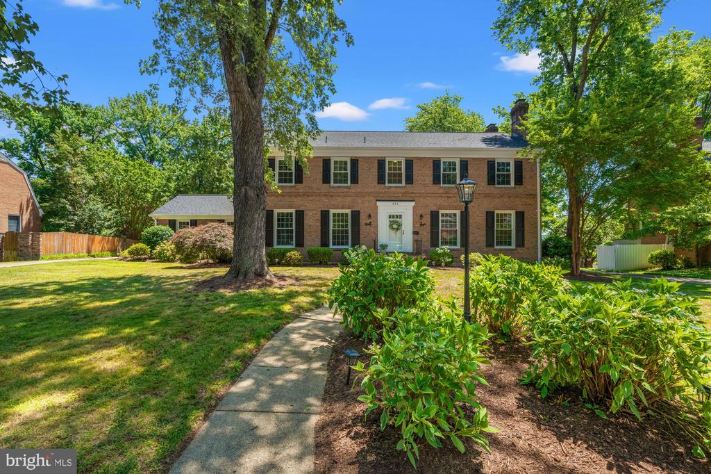824 Emerald Dr