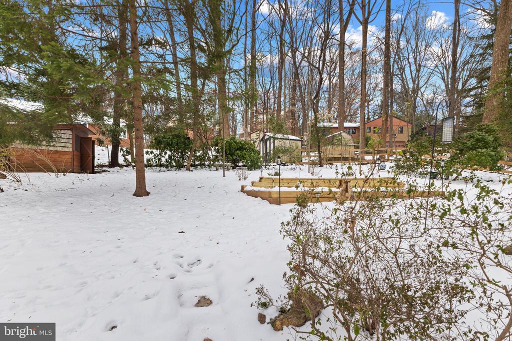 6393 Lakeview Dr