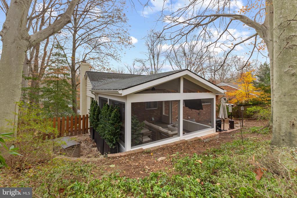 6393 Lakeview Dr