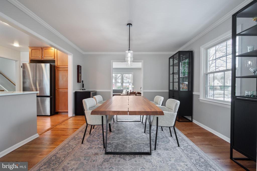 8605 Cyrus Pl