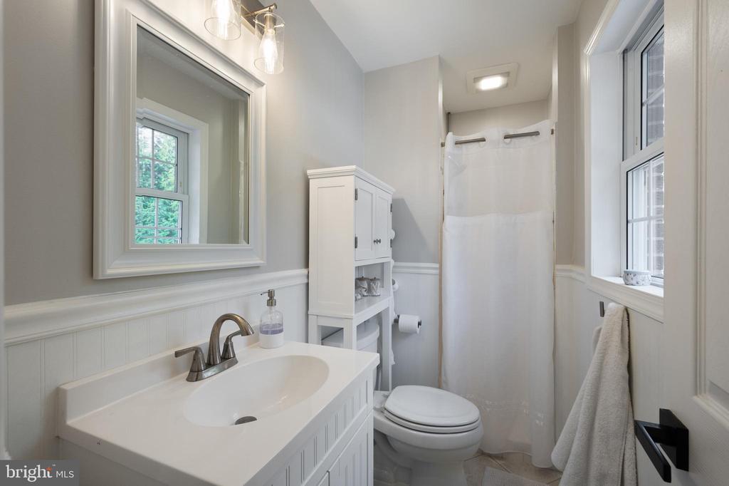 8605 Cyrus Pl
