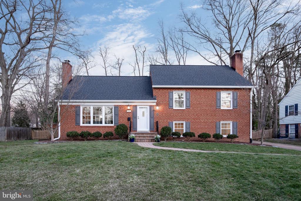 8605 Cyrus Pl