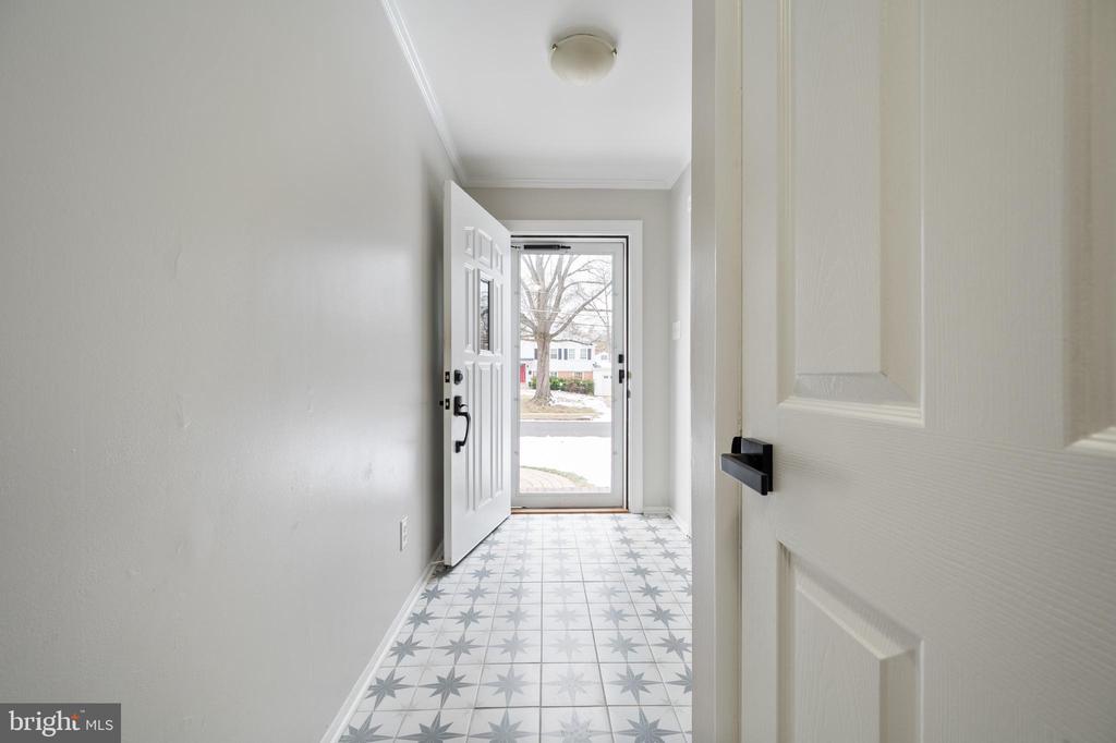 8605 Cyrus Pl