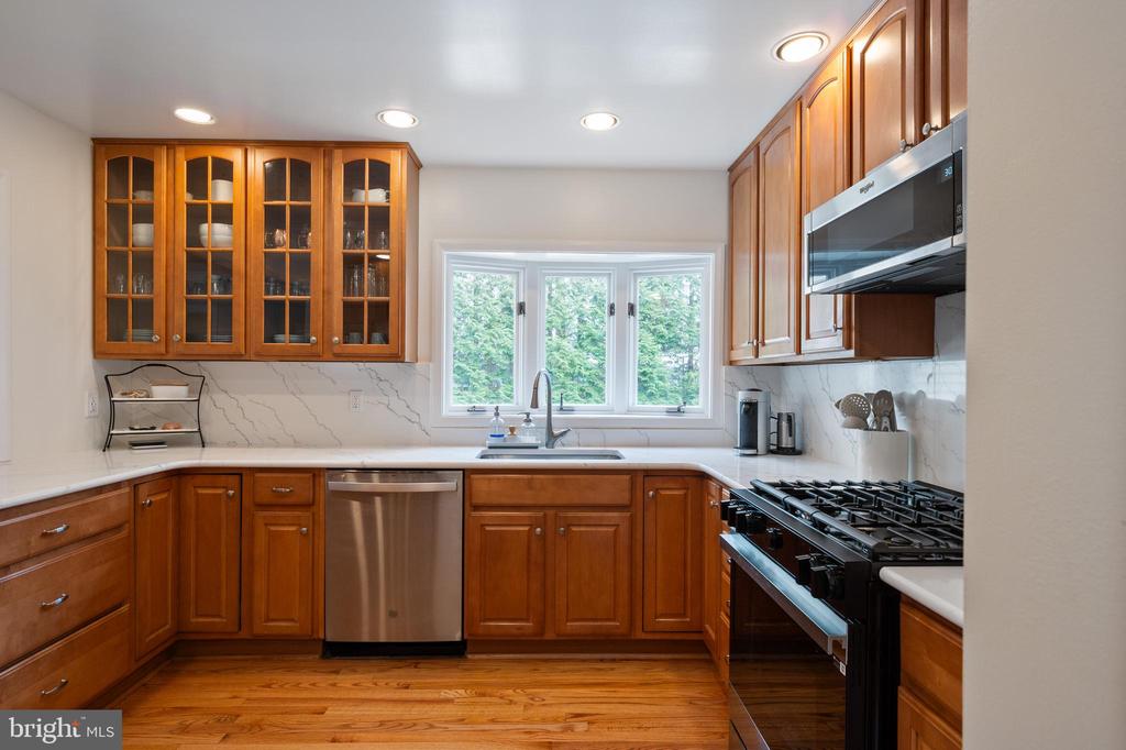 8605 Cyrus Pl