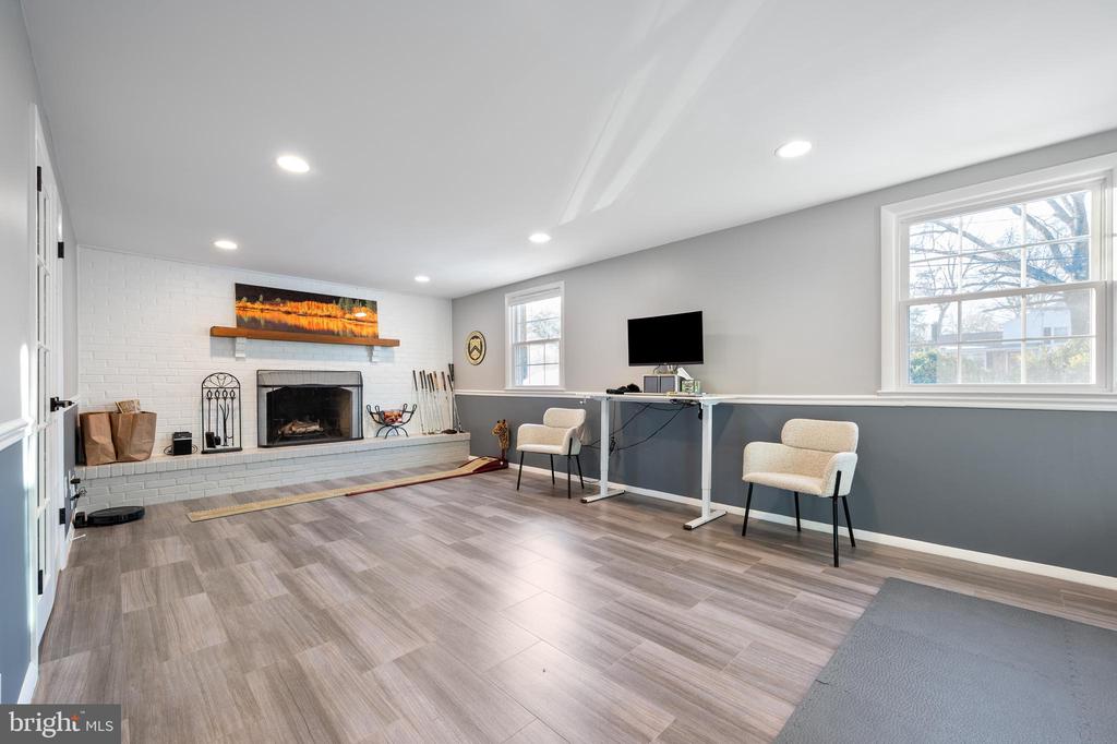 8605 Cyrus Pl