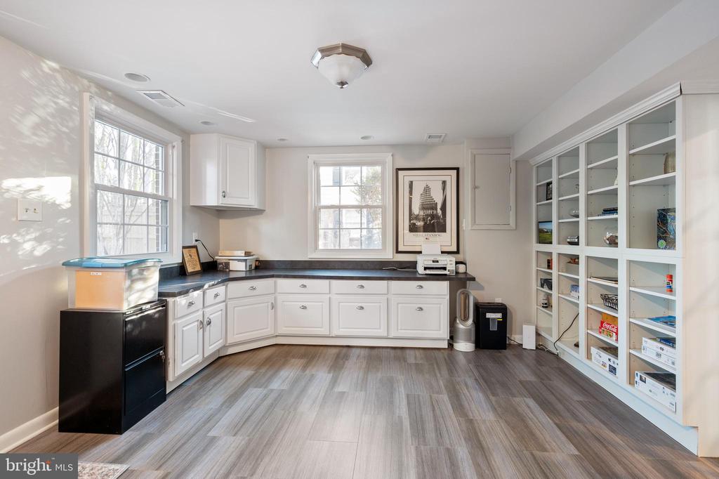 8605 Cyrus Pl