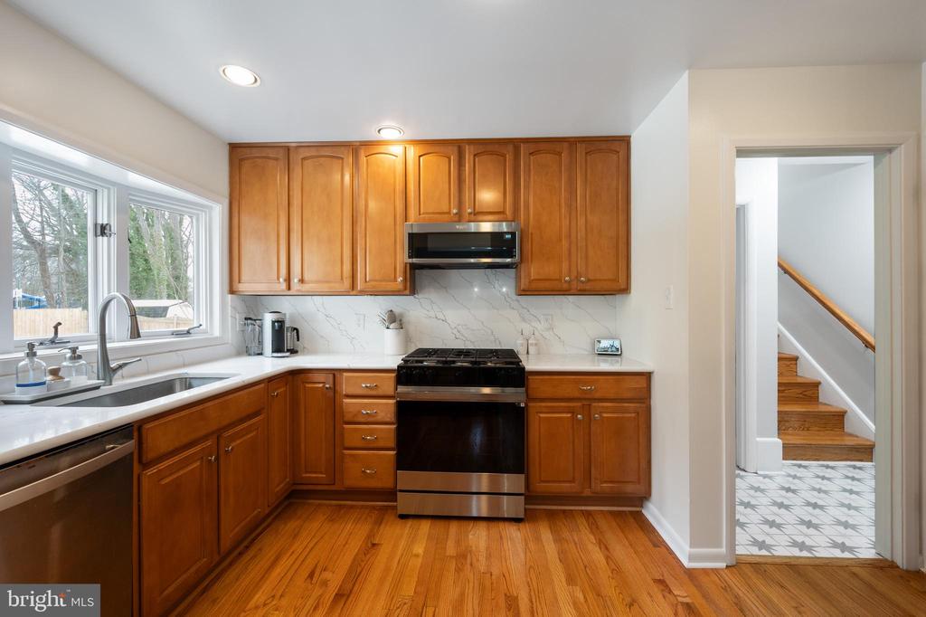 8605 Cyrus Pl