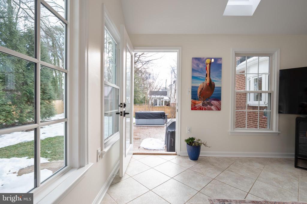 8605 Cyrus Pl