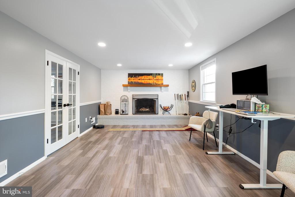 8605 Cyrus Pl