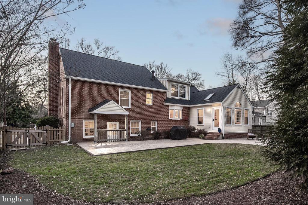 8605 Cyrus Pl