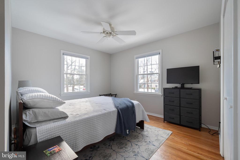 8605 Cyrus Pl
