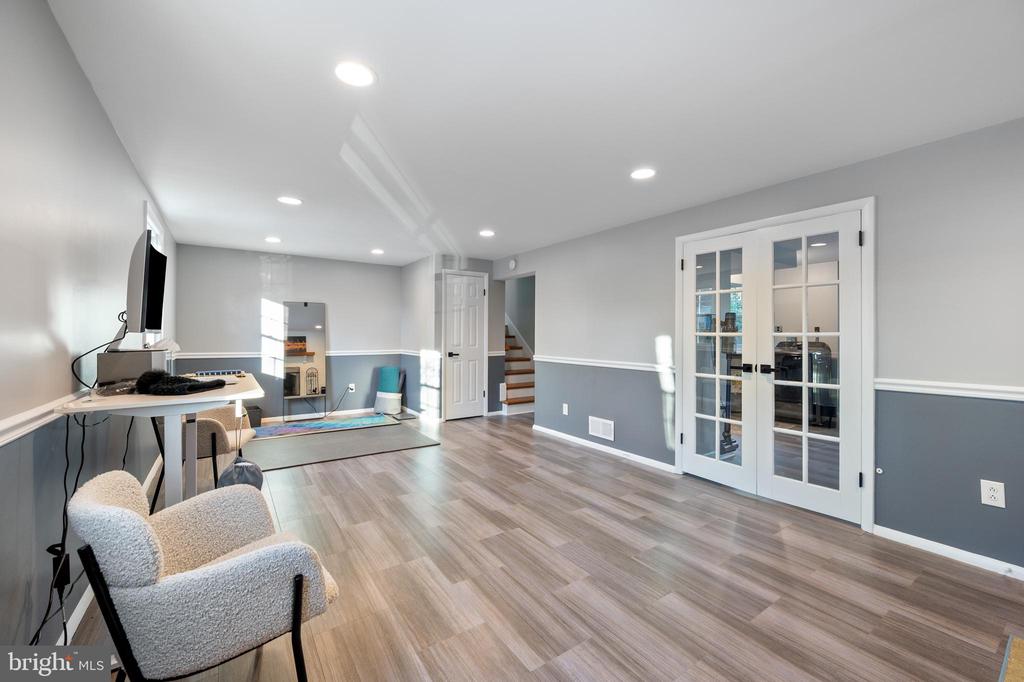 8605 Cyrus Pl