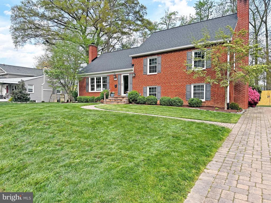 8605 Cyrus Pl