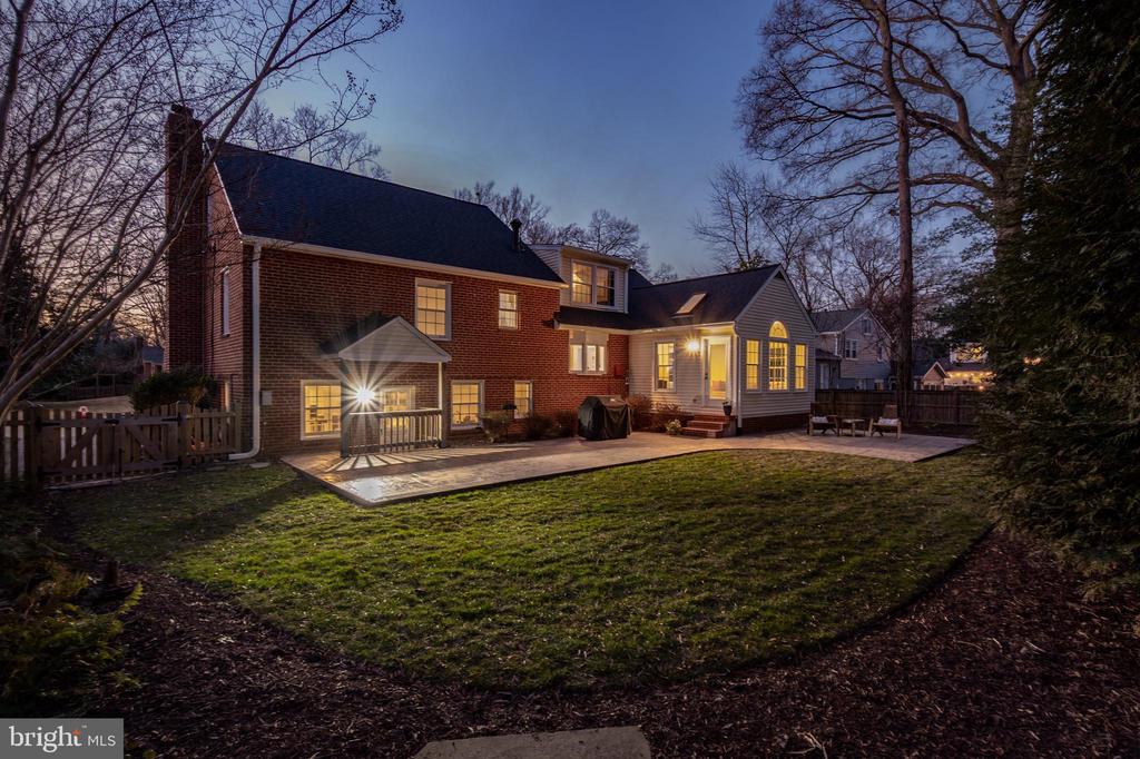 8605 Cyrus Pl