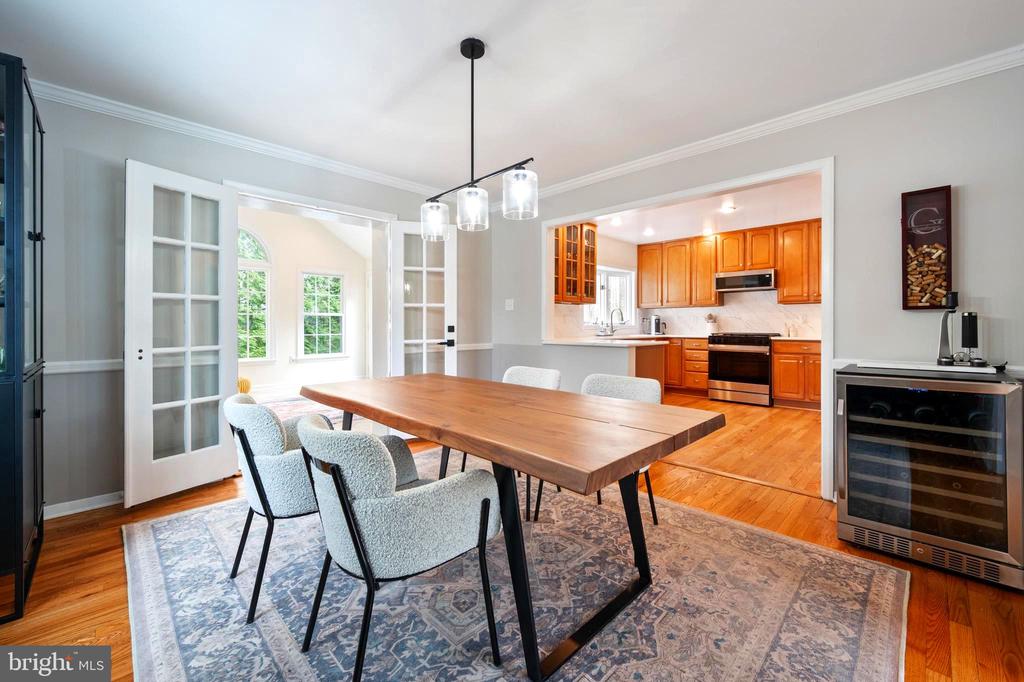 8605 Cyrus Pl