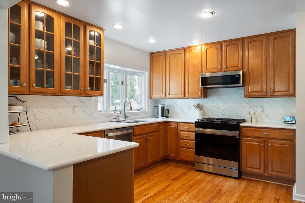 8605 Cyrus Pl