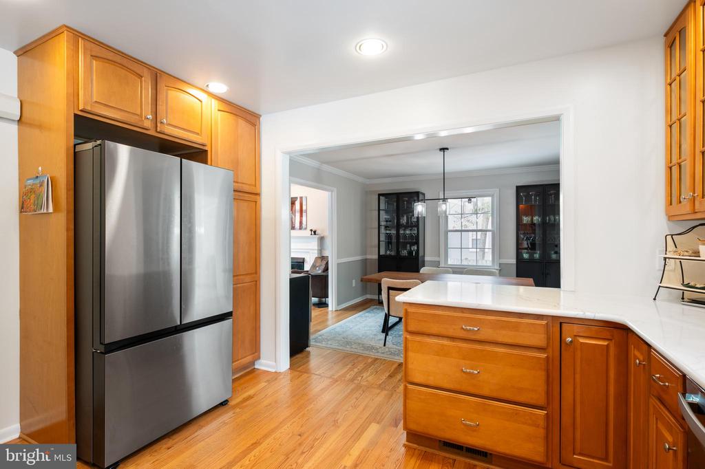 8605 Cyrus Pl