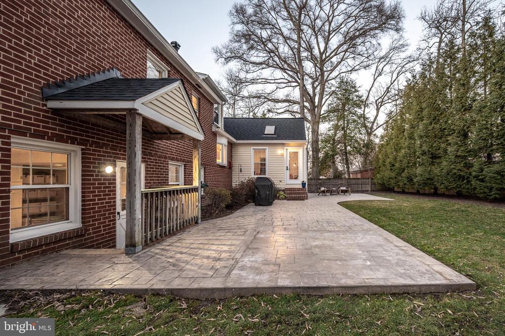 8605 Cyrus Pl