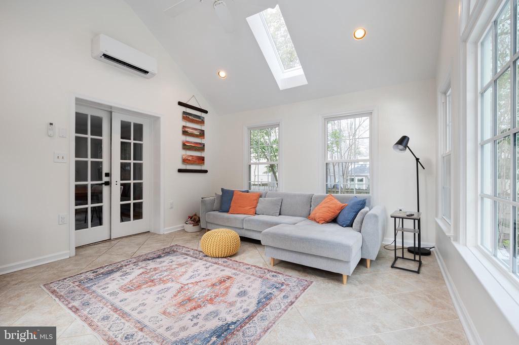 8605 Cyrus Pl