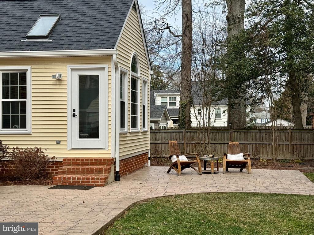 8605 Cyrus Pl