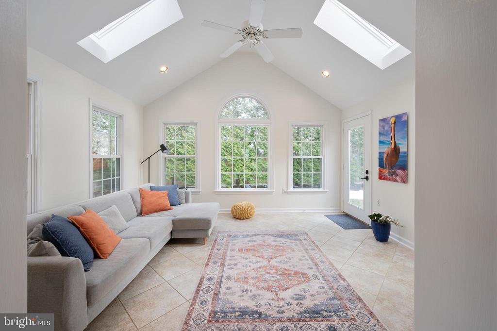 8605 Cyrus Pl