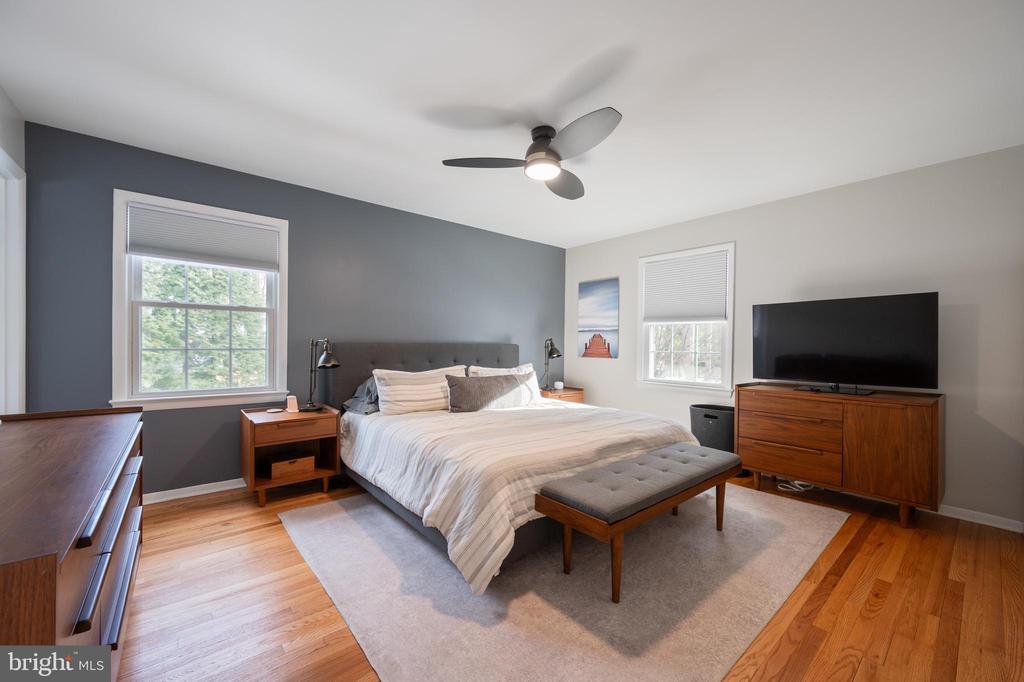 8605 Cyrus Pl