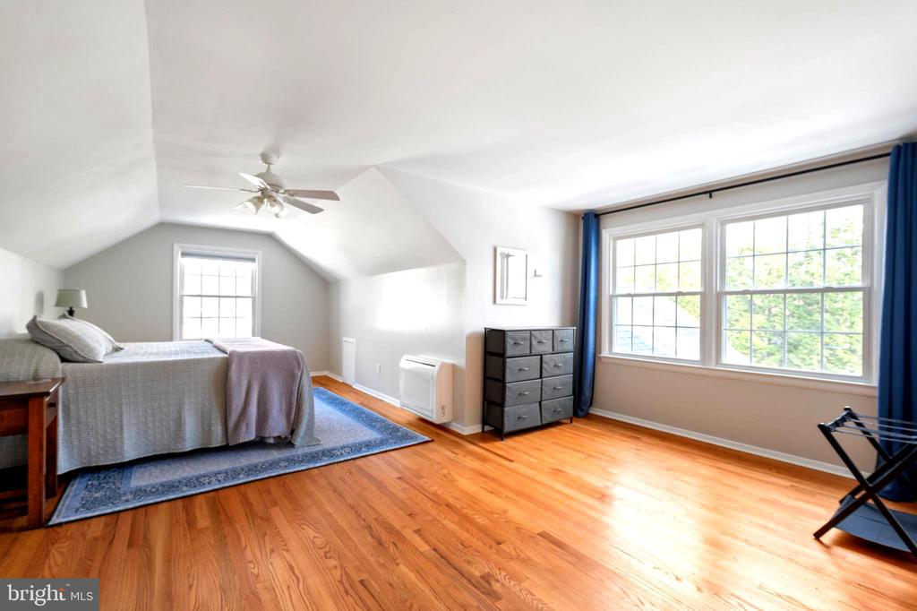 8605 Cyrus Pl