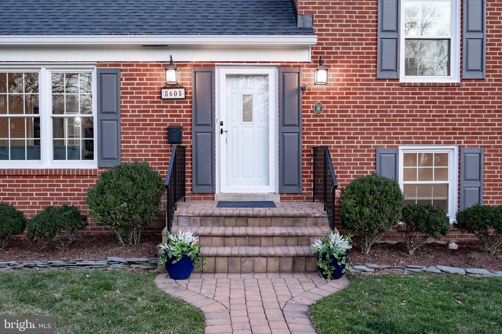8605 Cyrus Pl