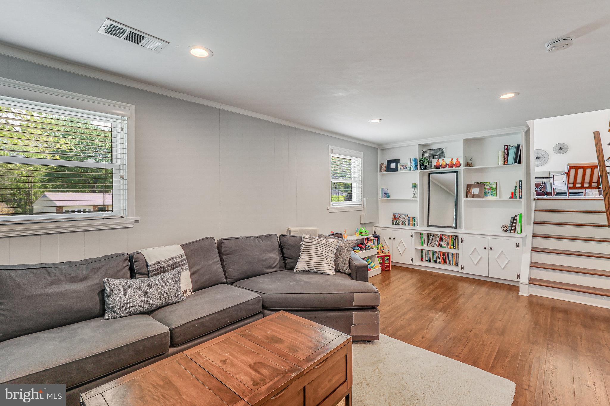 6122 Squire Ln