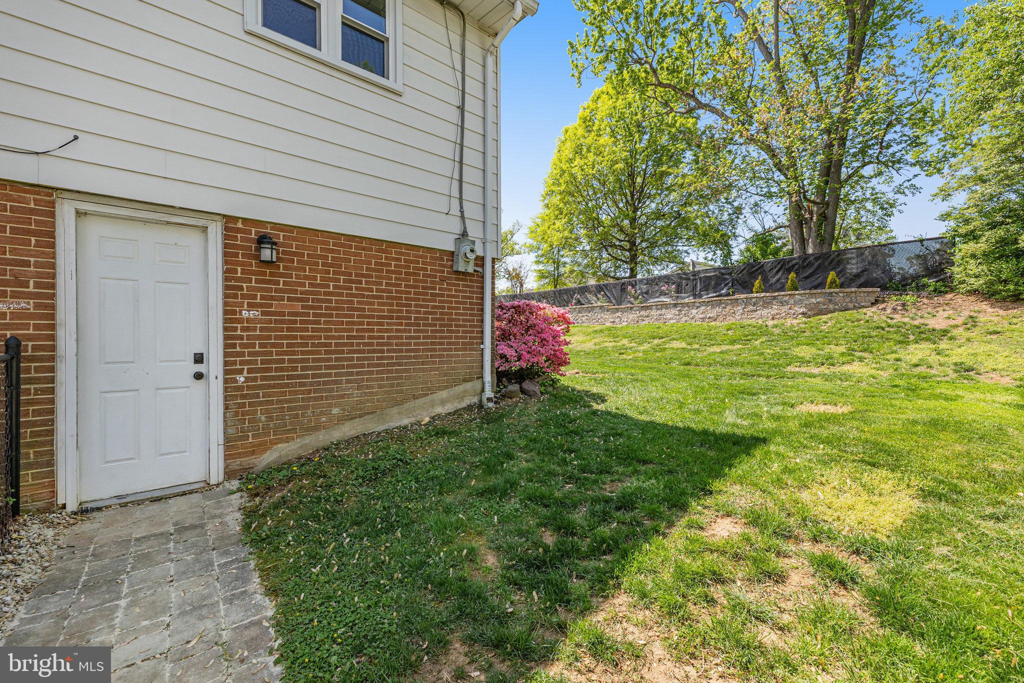 6122 Squire Ln