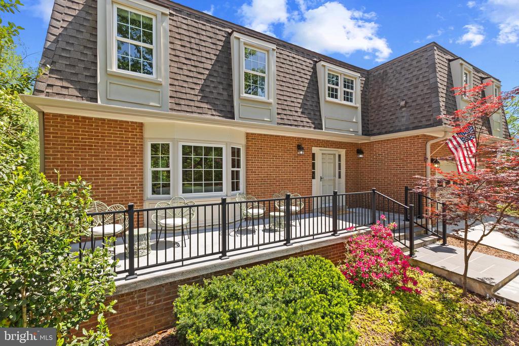 2305 Creek Dr