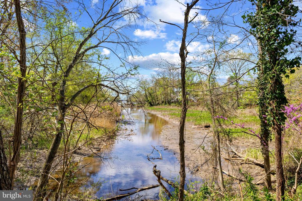 2305 Creek Dr