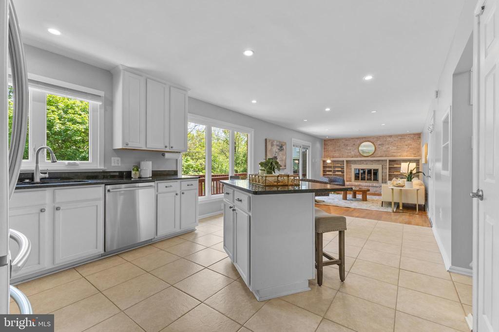 2305 Creek Dr
