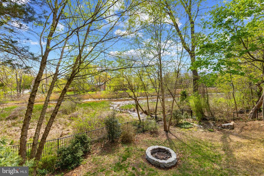 2305 Creek Dr