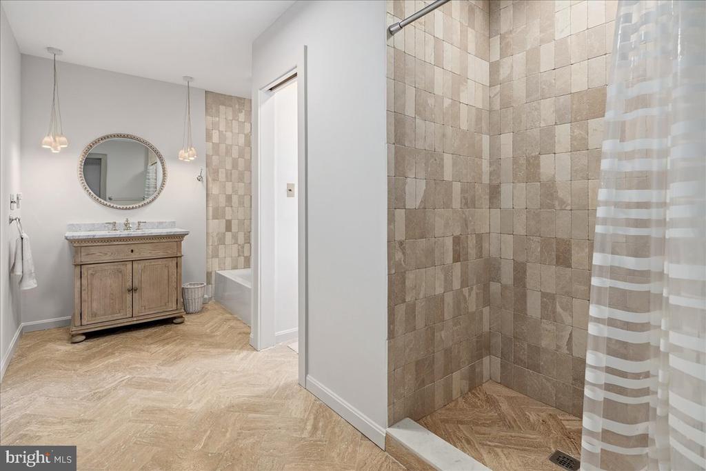3903 BELLE RIVE TERRACE