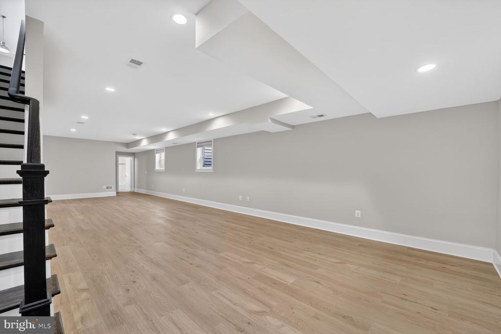 8113 WELLINGTON ROAD