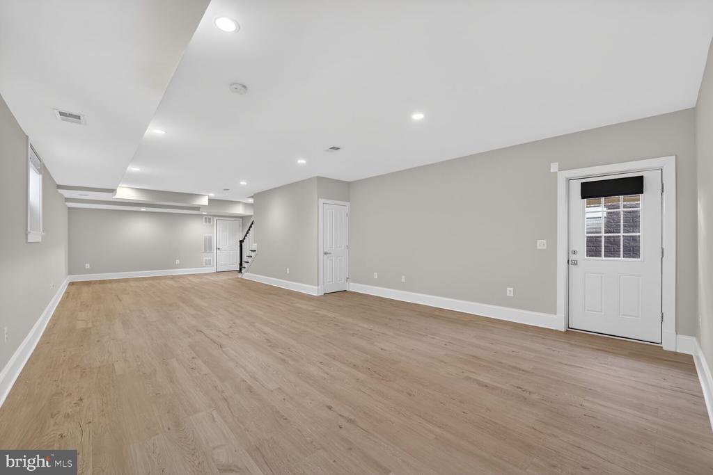 8113 WELLINGTON ROAD