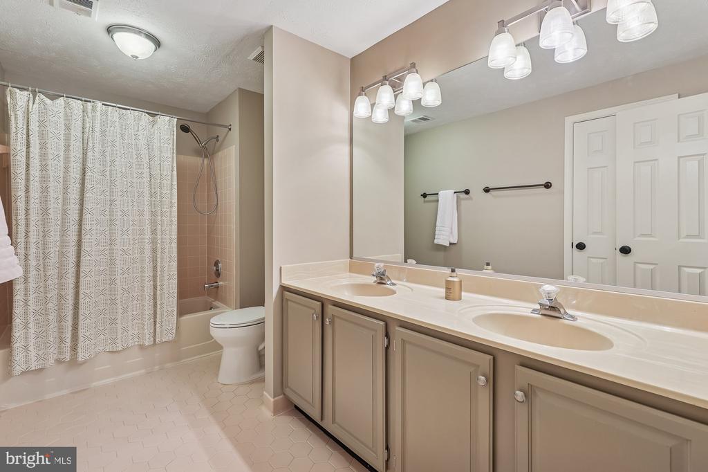 8514 OAK CHASE CIRCLE