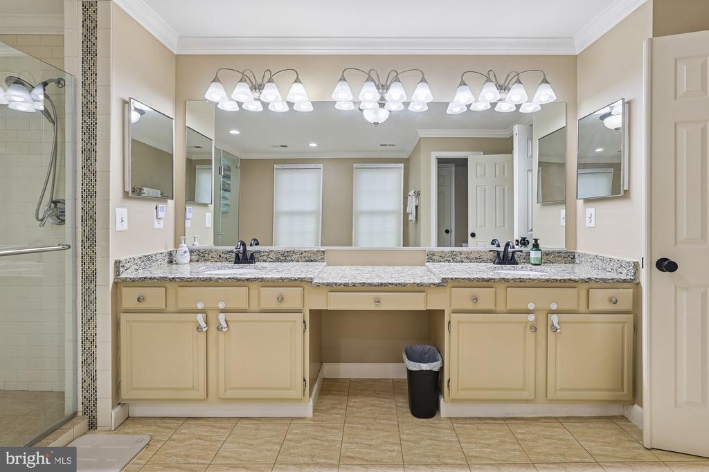 8514 OAK CHASE CIRCLE